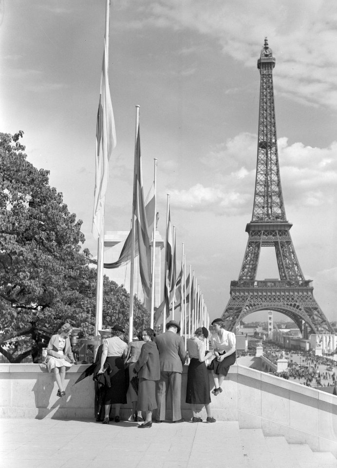 Bezoekers op de Wereldtentoonstelling met op de achtergrond de Eiffeltoren, Bestanddeelnr 254-2699