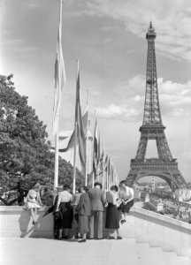 Bezoekers op de Wereldtentoonstelling met op de achtergrond de Eiffeltoren, Bestanddeelnr 254-2699