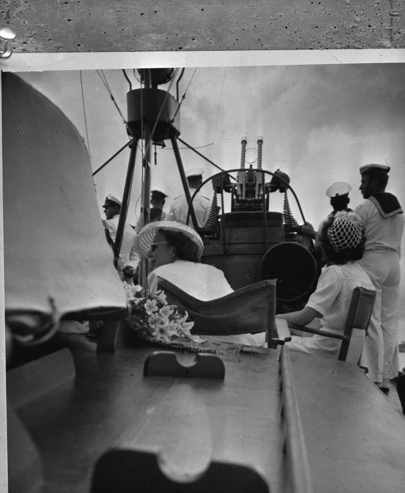 Bezoek van prinses Juliana aan Suriname (1943) Aan boord van een motortorpedoo, Bestanddeelnr 935-1508