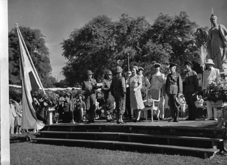 Bezoek van prinses Juliana aan SurinamePrinses Juliana reikt in Paramaribo onde, Bestanddeelnr 935-1498