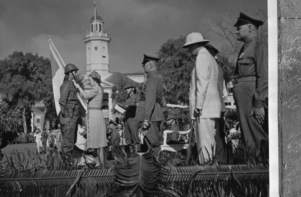 Bezoek van prinses Juliana aan Suriname. De prinses decoreert een Nederlandse lu…, Bestanddeelnr 935-1499