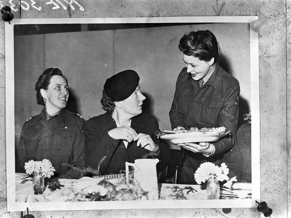 Bezoek van prinses Juliana aan het recent opgerichte Vrouwen Hulp Korps. Hier sp, Bestanddeelnr 935-2612