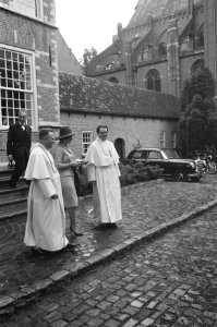 Bezoek van Prinses Irene aan Noord-Brabant. Prinses Irene in het Norbertinekloos, Bestanddeelnr 912-5401