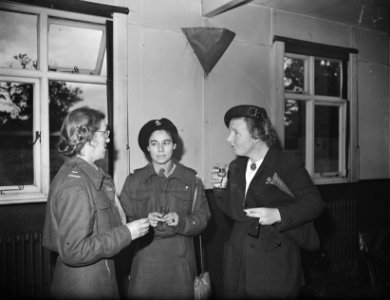 Bezoek van prinses Juliana aan het recent opgerichte Vrouwen Hulp Korps. De prin, Bestanddeelnr 935-2621