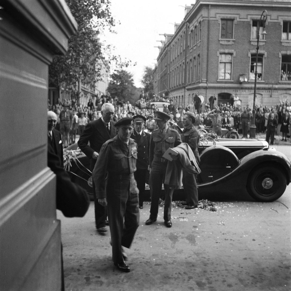 Bezoek van veldmaarschalk Montgomery aan Amsterdam. Aankomst bij het Amstelhotel, Bestanddeelnr 900-6877