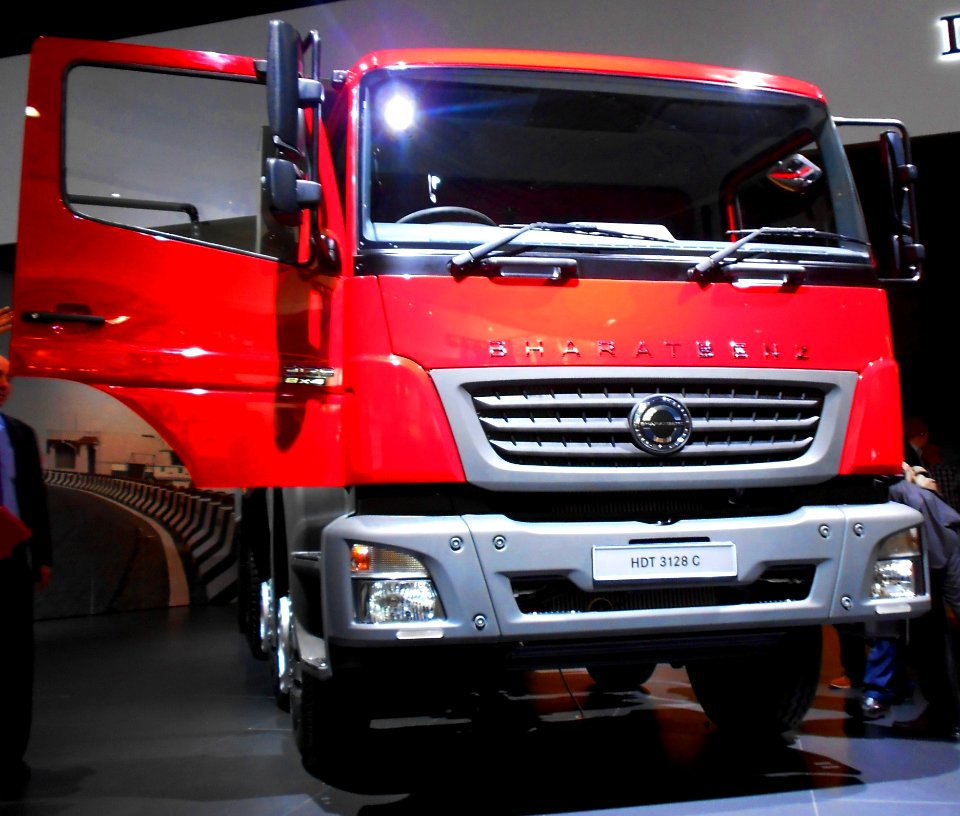 BHARATBENZ Heavy Duty Truck 3128 C front Spielvogel