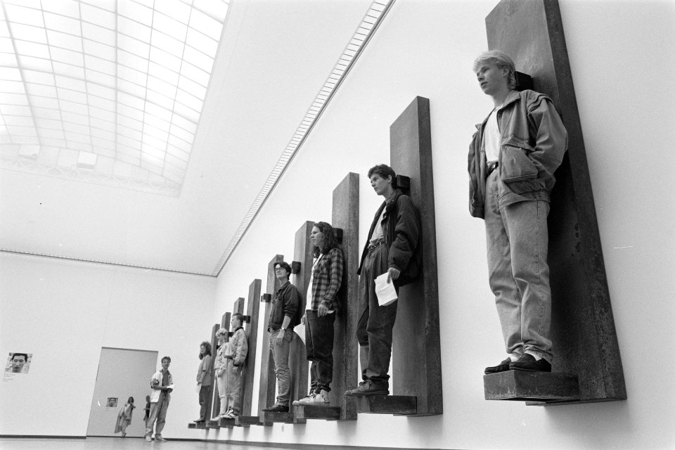 Bezoekers van het Stedelijk Museum te Amsterdam vormen een muur op de tentoonste, Bestanddeelnr 934-4749
