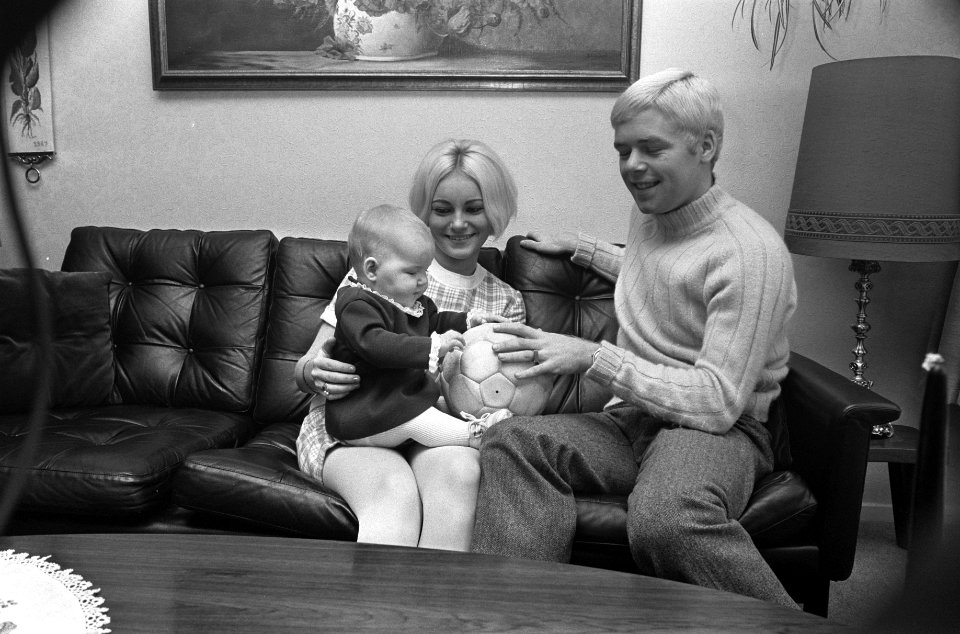 Bent Schmidt Hansen (Deense voetballer van PSV) met echtgenote en kind, thuis te, Bestanddeelnr 922-9978