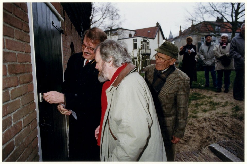 Bezoekerscentrum Korenmolen de Zandhaas wordt geopend door wethouder C. Visser, onder toeziend oog van Siebe Rolle en Jan Vork. NL-HlmNHA 54036973