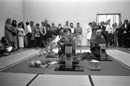 Bezoekers van het museum kijken toe, Bestanddeelnr 925-5956