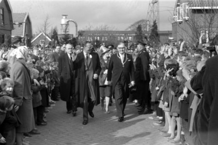 Bezoek van Z. K. H. Prins Bernhard aan Waddinxveen. Bezoek aan Kempes Meubelfabr, Bestanddeelnr 912-2877
