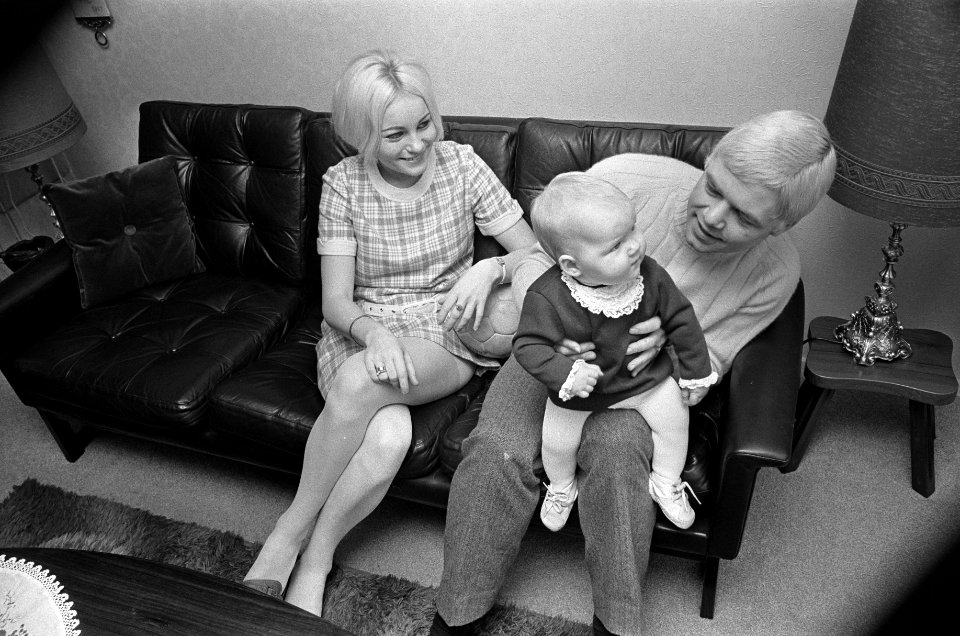 Bent Schmidt Hansen (Deense voetballer van PSV) met echtgenote en kind, thuis te, Bestanddeelnr 922-9977