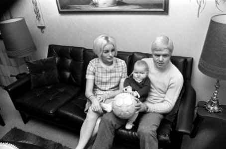 Bent Schmidt Hansen (Deense voetballer van PSV) met echtgenote en kind, thuis te, Bestanddeelnr 922-9976