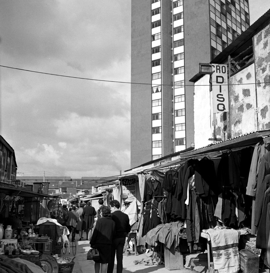 Bezoekers van een vlooienmarkt tussen uitgestalde koopwaar, Bestanddeelnr 254-0569