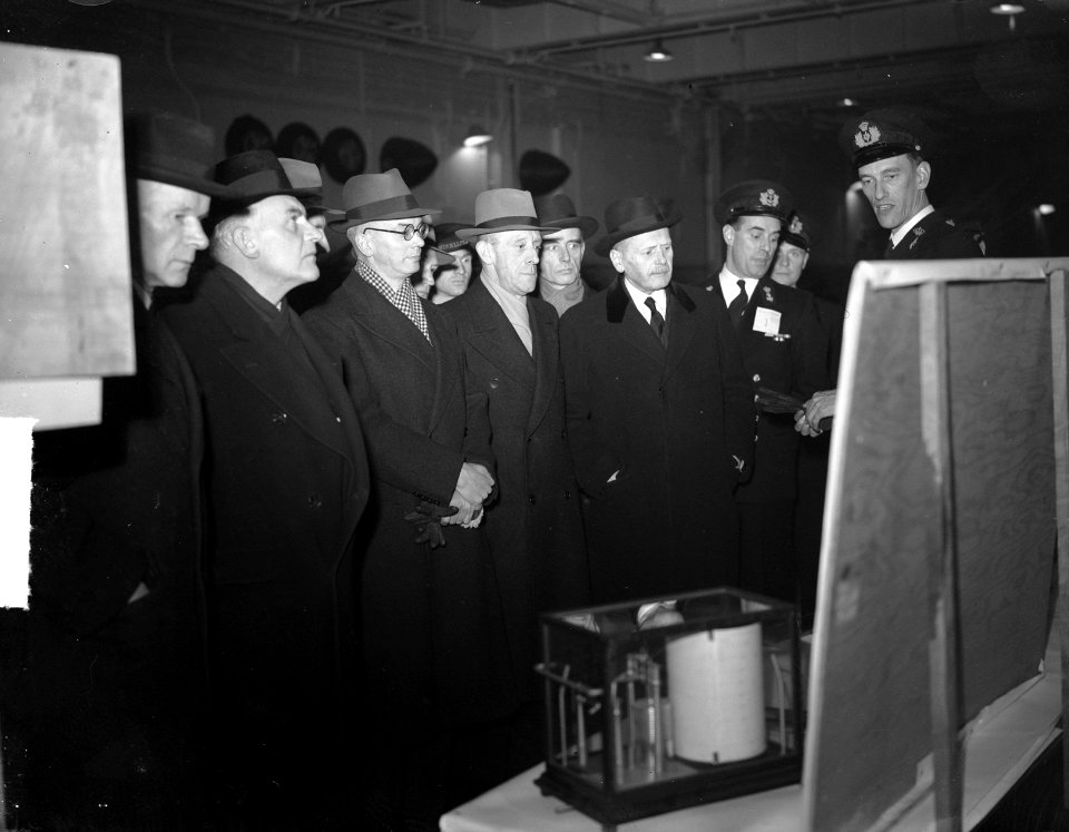 Bezoek leden Raad van Staten en SG op de Karel Doorman, Bestanddeelnr 903-1189
