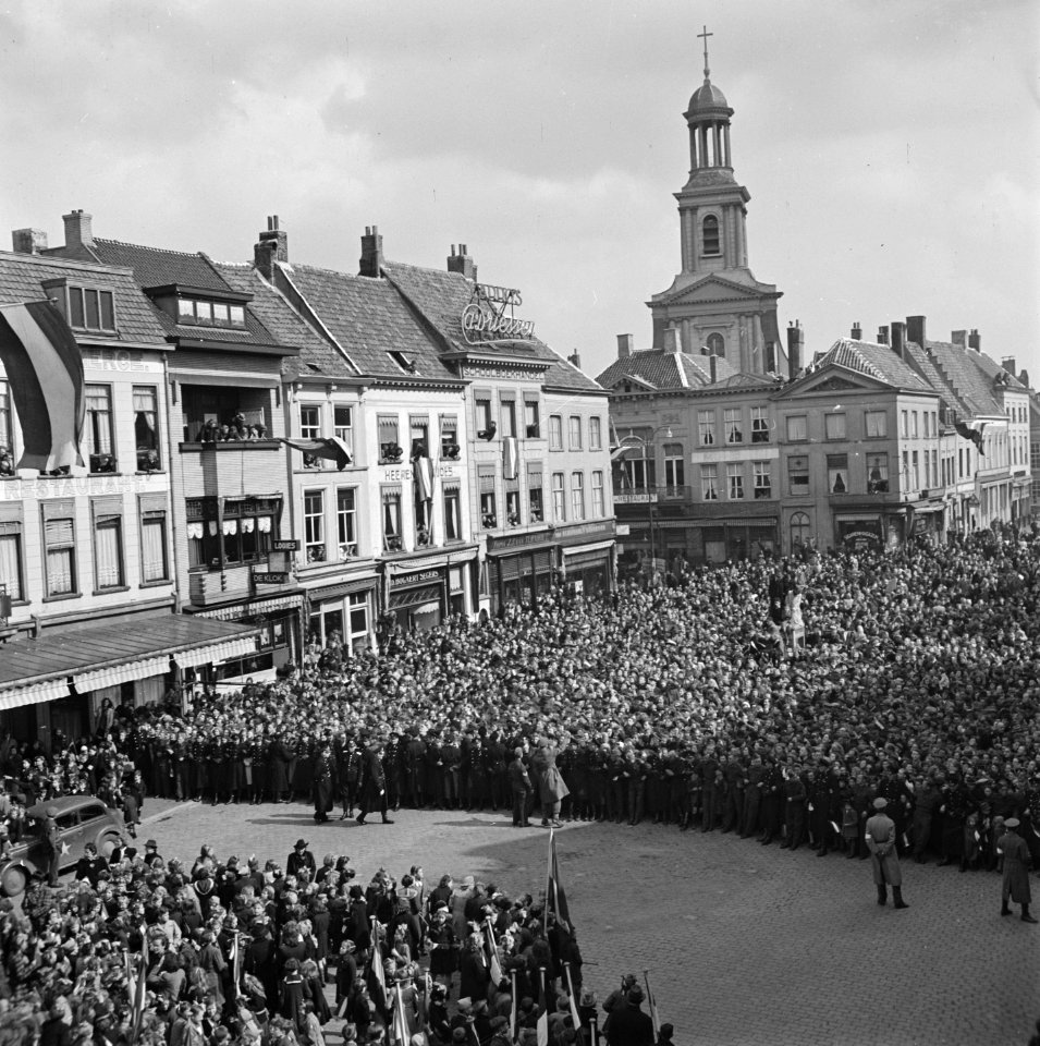 Bezoek van koningin Wilhelmina en prinses Juliana aan Breda Een grote menigte i, Bestanddeelnr 900-2746