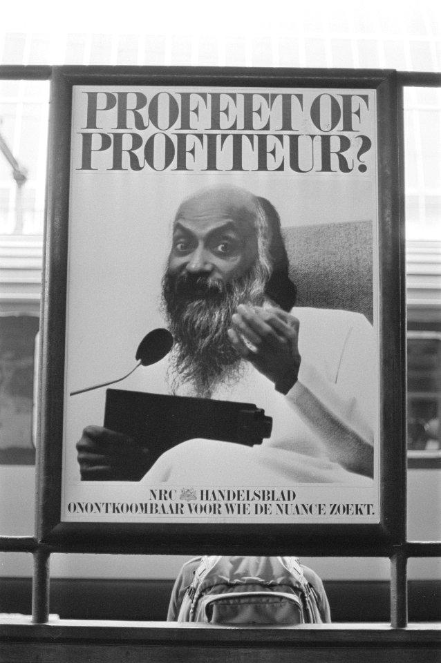 Bhagwan beweging gekwetst door reclame-affiche van het NRC met de tekst profeet , Bestanddeelnr 933-0734