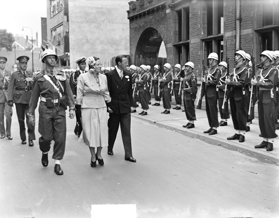 Bezoek van koningin Juliana en prins Bernhard aan Gelderland. Inspectie van de e, Bestanddeelnr 904-0684