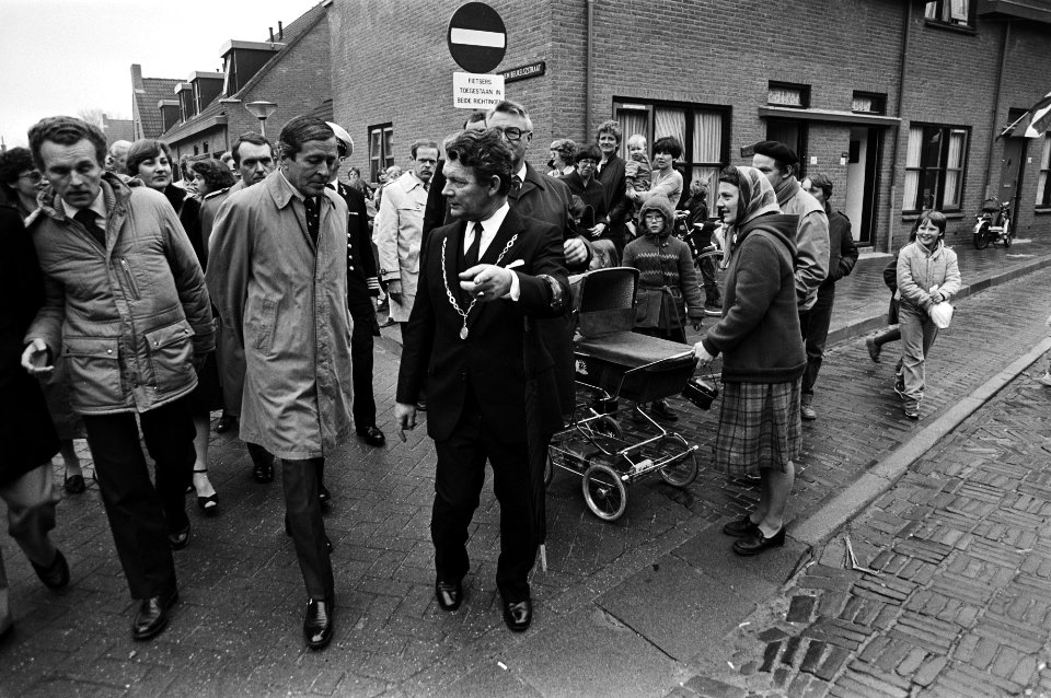 Bezoek Koninklijke Marine in Den Helder door Beatrix en Claus, Claus bij een van de stadsvernieuwingsprojecten in Den Helder, Bestanddeelnr 931-4730