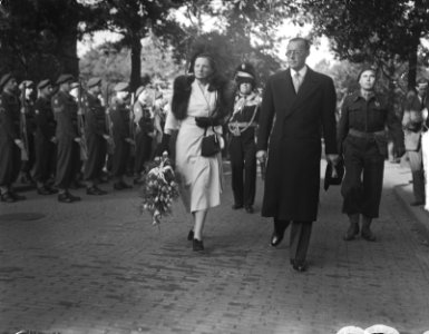 Bezoek Koninklijke Familie aan Overijssel. Koningin Juliana en prins Bernhard in, Bestanddeelnr 903-6516