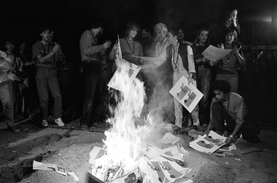 Bhagwanbeweging in Amsterdam gaat boek van het Rajneeshis verbranden in opdracht, Bestanddeelnr 933-4386