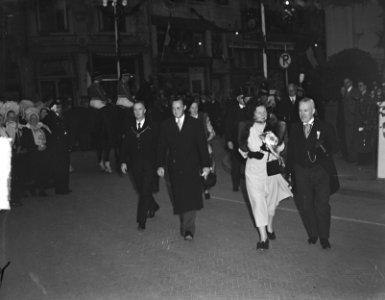 Bezoek Koninklijke Familie aan Overijssel. Koningin Juliana en prins Bernhard be, Bestanddeelnr 903-6515