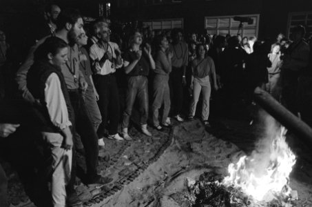 Bhagwanbeweging in Amsterdam gaat boek van het Rajneeshis verbranden in opdracht, Bestanddeelnr 933-4401