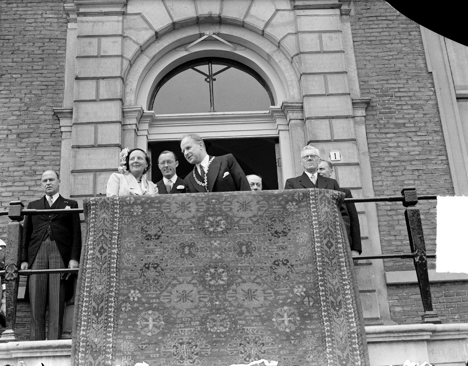 Bezoek van koningin Juliana en prins Bernhard aan Gelderland. De koningin op bal, Bestanddeelnr 904-0683