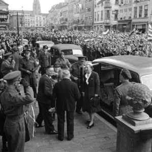 Bezoek van koningin Wilhelmina en prinses Juliana aan Breda. Ontvangst door waar, Bestanddeelnr 900-2741