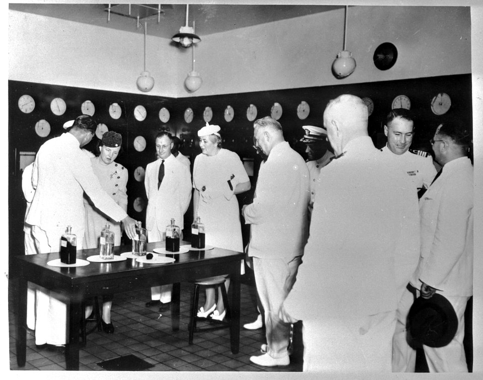 Bezoek van prinses Juliana aan West-Indië. In het laboratorium van de C.P.I.M., Bestanddeelnr 935-1532