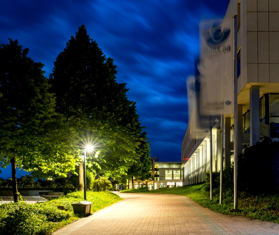 BG in Tübingen zur blauen Stunde mit wehenden Fahnen