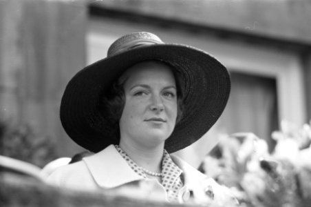 Bezoek van Prinses Irene aan Noord-Brabant Prinses Irene met zonnehoed, Bestanddeelnr 912-5400