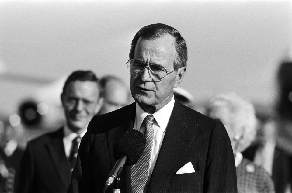 Bezoek vice-president Bush van de VS Bush tijdens toespraak op vliegveld (close, Bestanddeelnr 933-3630