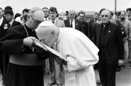Bezoek Paus Johannes Paulus II aan Nederland Paus kust het Evangelie, vastgehou, Bestanddeelnr 933-3248