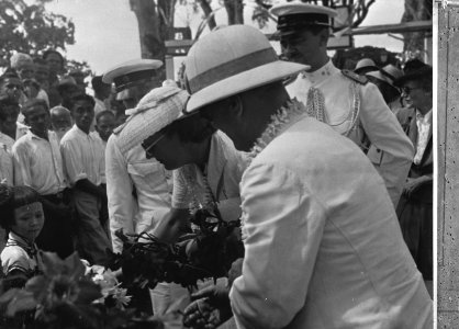 Bezoek van prinses Juliana aan Suriname. De prinses ontvangt bloemen uit handen …, Bestanddeelnr 935-1494