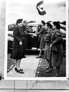 Bezoek van prinses Juliana aan het recent opgerichte Vrouwen Hulp Korps. Zij wor, Bestanddeelnr 935-2610