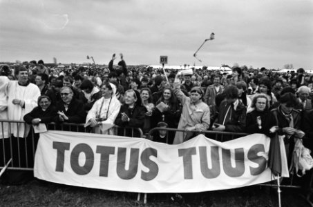Bezoek Paus Johannes Paulus II aan Nederland eucharistieviering op vliegveld Be, Bestanddeelnr 933-3288