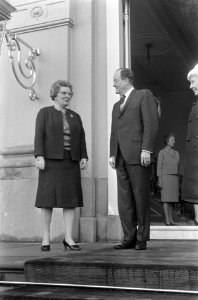 Bezoek vice president Humphrey , aankomst op Huis ten Bosch , koningin Juliana e, Bestanddeelnr 920-1874