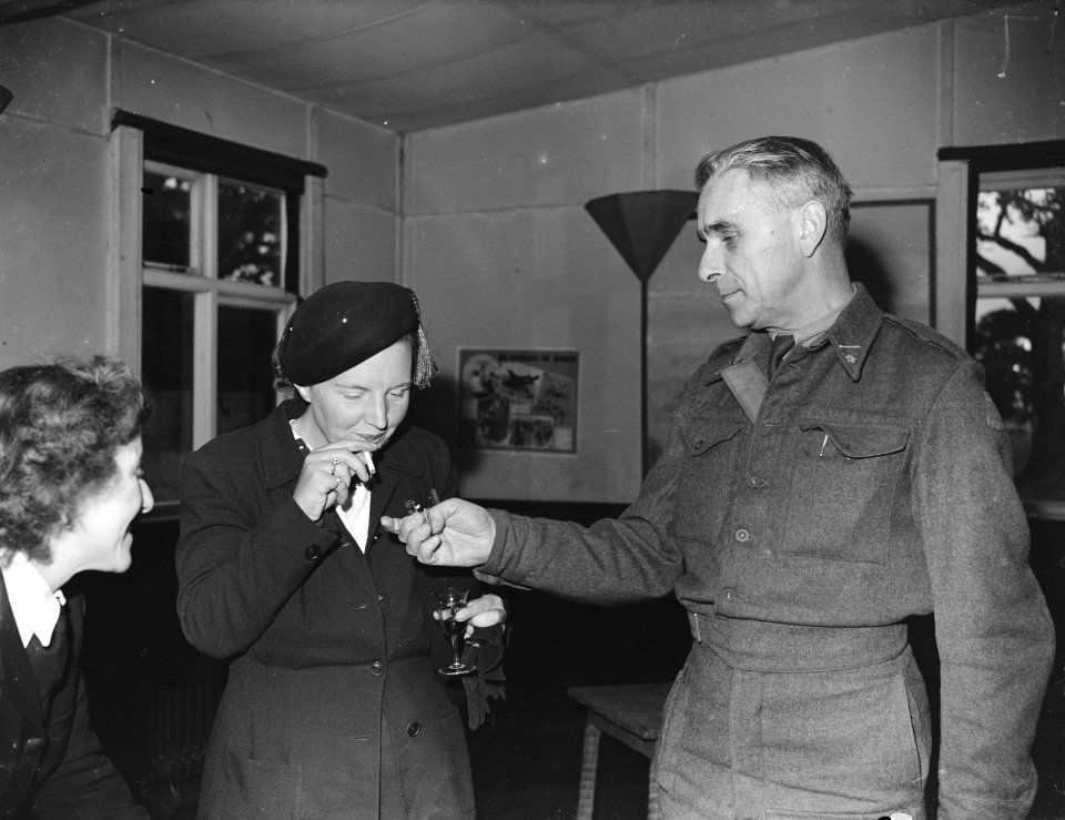 Bezoek van prinses Juliana aan het recent opgerichte Vrouwen Hulp Korps. Prinses, Bestanddeelnr 935-2620