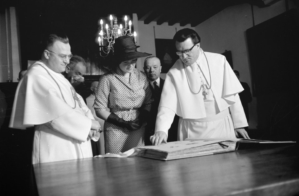 Bezoek van Prinses Irene aan Noord-Brabant. Prinses Irene in het Norbertinekloos, Bestanddeelnr 912-5404
