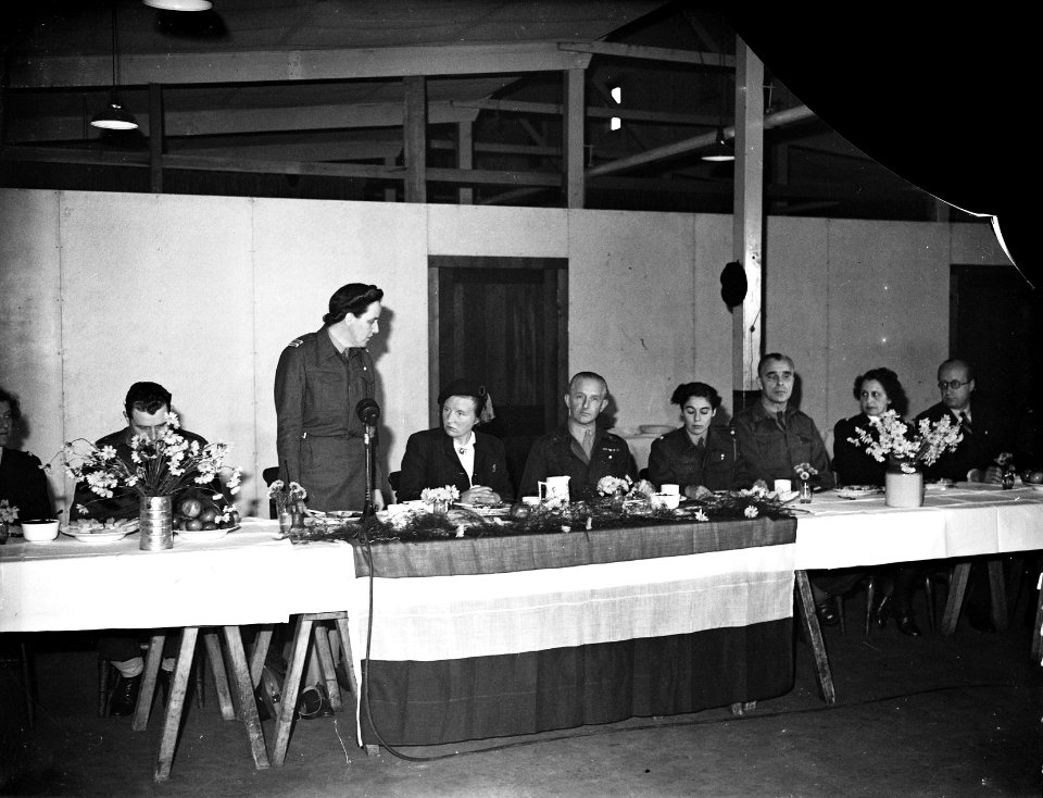Bezoek van prinses Juliana aan het recent opgerichte Vrouwen Hulp Korps. De comm, Bestanddeelnr 935-2614