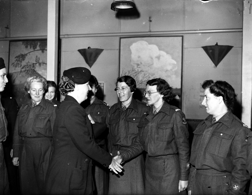Bezoek van prinses Juliana aan het recent opgerichte Vrouwen Hulp Korps. Juliana, Bestanddeelnr 935-2619
