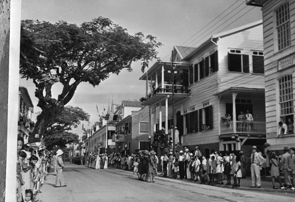 Bezoek van prinses Juliana aan Suriname. publiek wacht op de aankomst van de pr…, Bestanddeelnr 935-1496