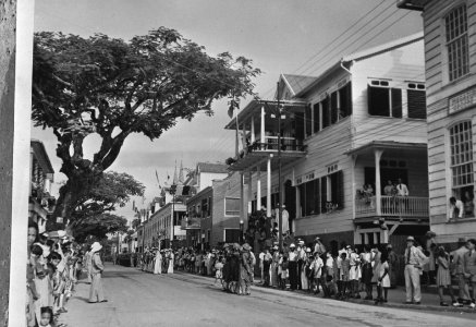 Bezoek van prinses Juliana aan Suriname. publiek wacht op de aankomst van de pr…, Bestanddeelnr 935-1496