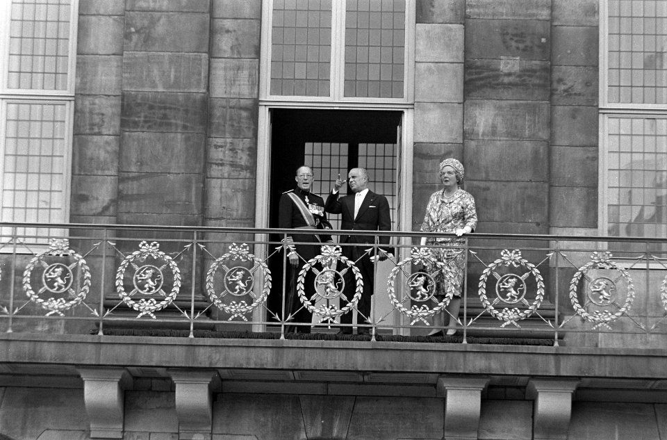 Bezoek President Bourguiba van Tunesie, op balkon Paleis v.l.n.r. prins Bernhard, Bestanddeelnr 919-3264