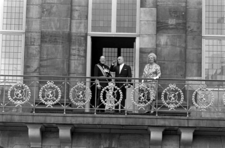 Bezoek President Bourguiba van Tunesie, op balkon Paleis v.l.n.r. prins Bernhard, Bestanddeelnr 919-3264