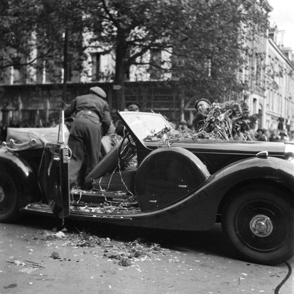 Bezoek van veldmaarschalk Montgomery aan Amsterdam. Aankomst per auto bij het A…, Bestanddeelnr 900-6879