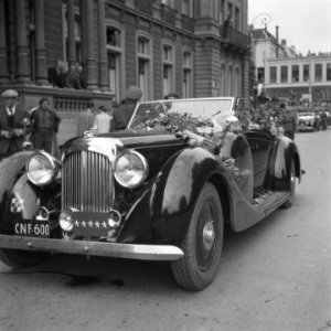 Bezoek van veldmaarschalk Montgomery aan Amsterdam. Aankomst per auto bij het A…, Bestanddeelnr 900-6878