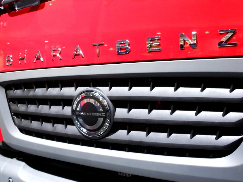 BHARATBENZ Heavy Duty Truck 3128 C front logo.Spielvogel