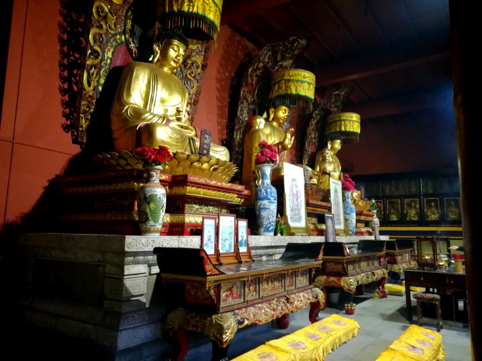 Bhaisajyaguru (right), Gautama Buddha (middle) and Amitābha (left), Zhusheng Temple (Hunan)